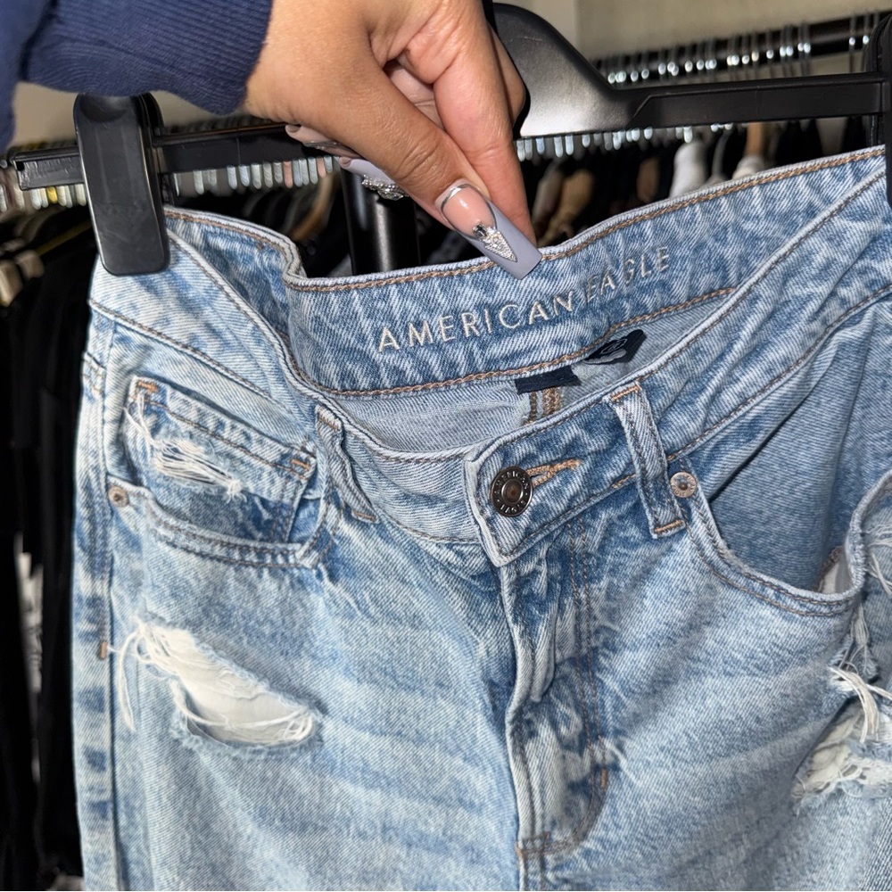 American Eagle Mom Jean Blue Light Wash Distressed Womens Size 6 EUC - Picture 6 of 13